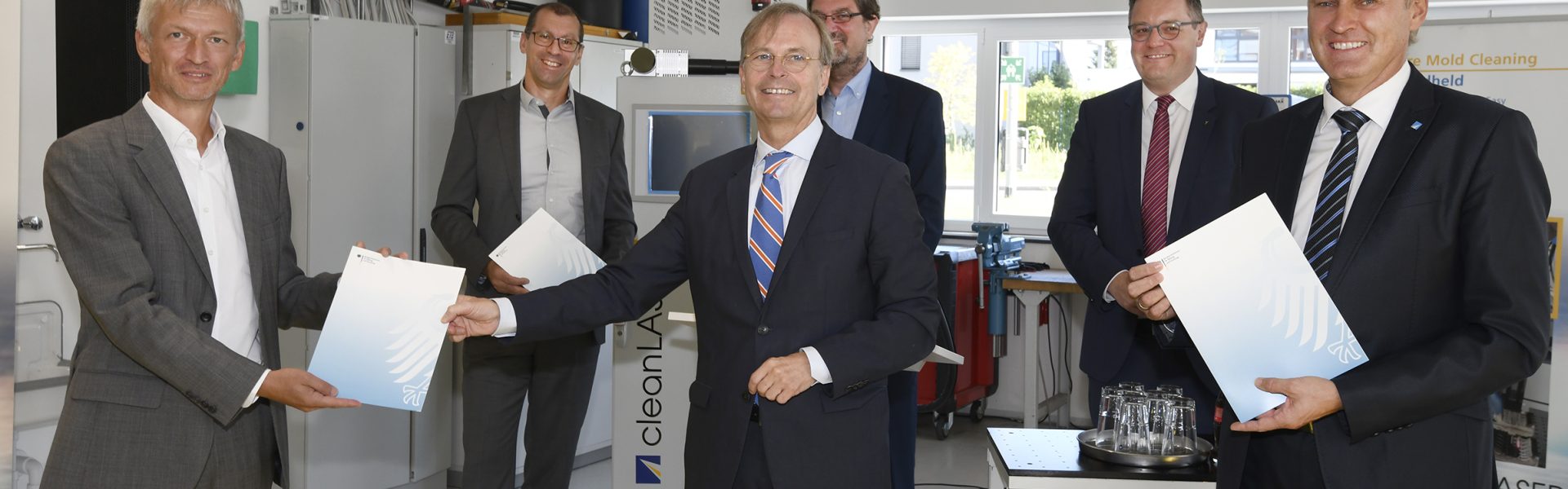 Übergabe der Urkunden an die Gründungsmitglieder des LASER.region.AACHEN-Bündnisses